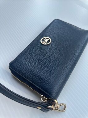 Michael Kors  Large Pebbled Leather Zip-Around Wallet (Navy)